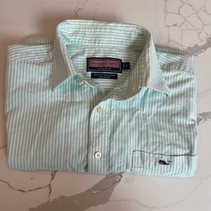 Vineyard Vines mens broadcloth button down. “Slim Fit Tucker Shirt” Size M